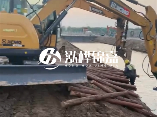 松木樁廠家泓樺錦嘉-4米和6米松木樁分別適合什么工程場(chǎng)景?