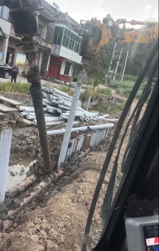 水泥仿木樁廠家泓樺錦嘉-水泥樁打樁是否需要預(yù)鉆孔?